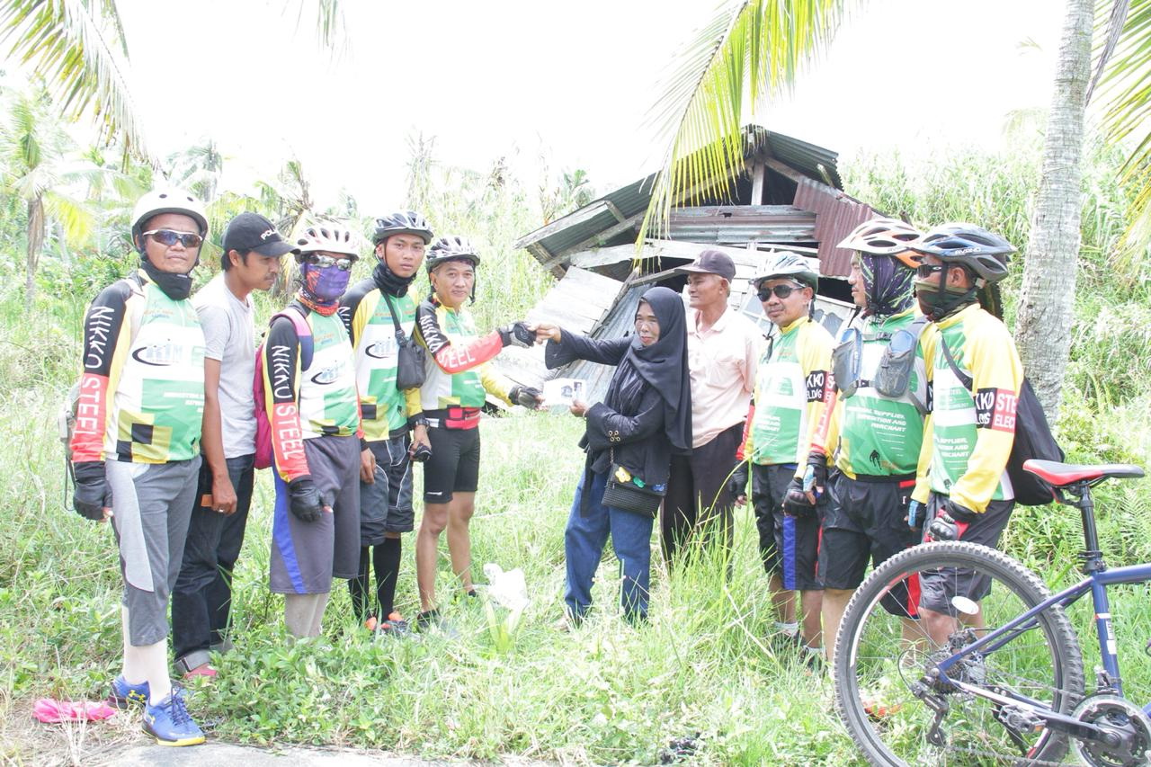 Gowes Tembilahan-Teluk Pinang, GTC dan Kuala Enok Gowes Serahkan Bantuan Bagi Rauzah